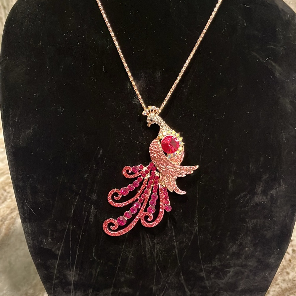 Beautiful quality costume jewelry. Pretty in pink peacock rhinestone necklace.